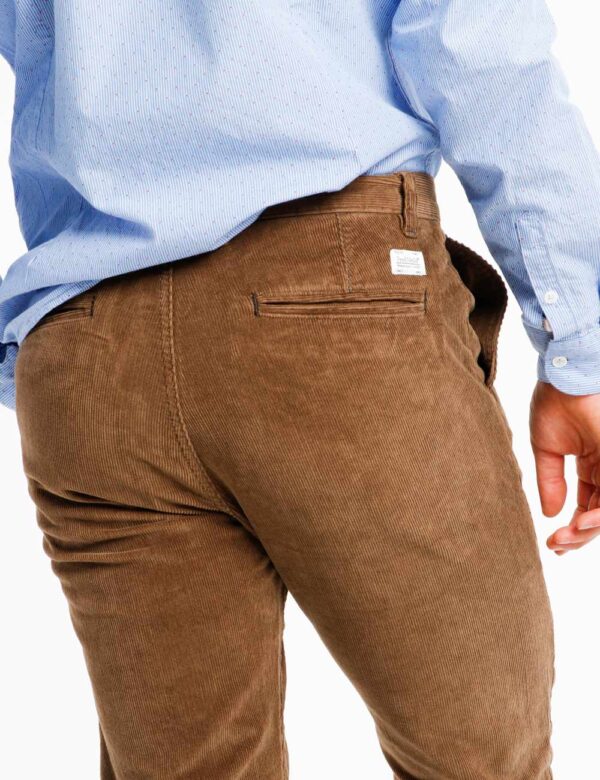 Pantalone Fred Mello a coste - 98% cotone 2% elastinaIl modello indossa la taglia L ed è alto 186 cm e la vestibilità è rego