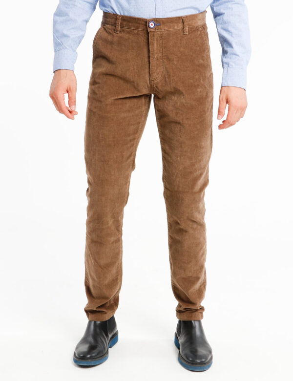Pantalone Fred Mello a coste - 98% cotone 2% elastinaIl modello indossa la taglia L ed è alto 186 cm e la vestibilità è rego
