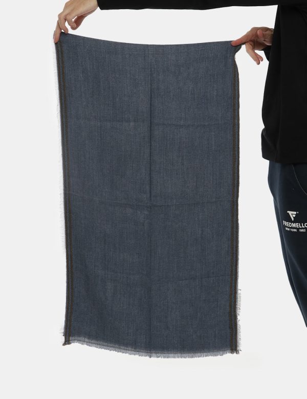 Sciarpa Fred Mello con frange - 61% acrilico 18% modal 8% viscosa 7% lana 4% alpaca 2% poliestereDimensioni: 176x50 cmUna sc