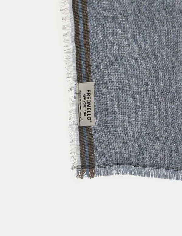 Sciarpa Fred Mello con frange - 61% acrilico 18% modal 8% viscosa 7% lana 4% alpaca 2% poliestereDimensioni: 176x50 cmUna sc