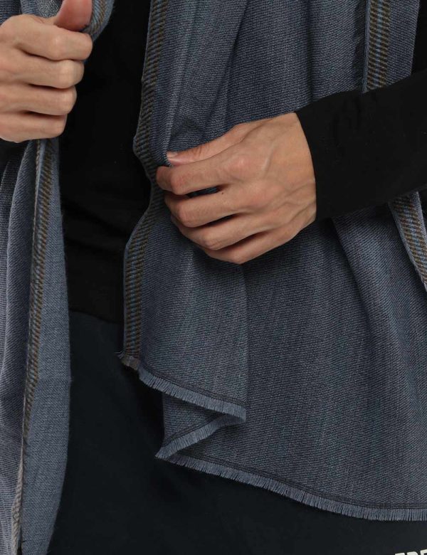 Sciarpa Fred Mello con frange - 61% acrilico 18% modal 8% viscosa 7% lana 4% alpaca 2% poliestereDimensioni: 176x50 cmUna sc