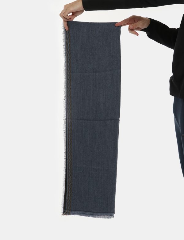 Sciarpa Fred Mello con frange - 61% acrilico 18% modal 8% viscosa 7% lana 4% alpaca 2% poliestereDimensioni: 176x50 cmUna sc