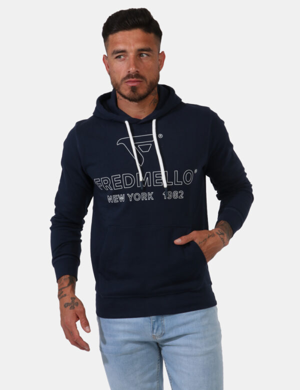 Felpa Fred Mello Blu - Felpa con cappuccio e polsini su base blu navy con stampa logo brand in bianco. Presente tascone a ta