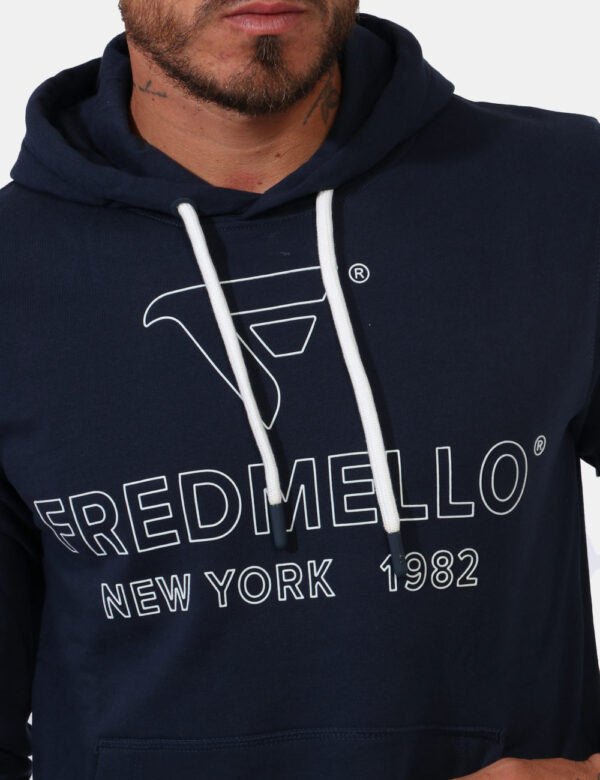 Felpa Fred Mello Blu - Felpa con cappuccio e polsini su base blu navy con stampa logo brand in bianco. Presente tascone a ta