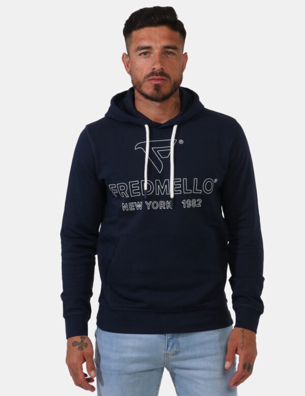 Felpa Fred Mello Blu - Felpa con cappuccio e polsini su base blu navy con stampa logo brand in bianco. Presente tascone a ta