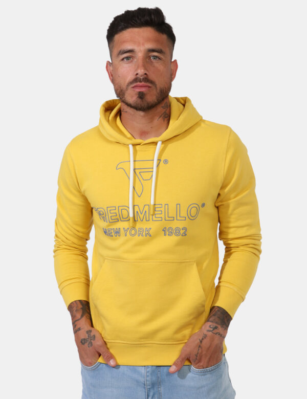 Felpa Fred Mello Giallo - Felpa con cappuccio e polsini su base giallo intenso con stampa logo brand in blu elettrico. Prese