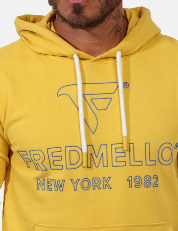 Felpa Fred Mello Giallo - Felpa con cappuccio e polsini su base giallo intenso con stampa logo brand in blu elettrico. Prese