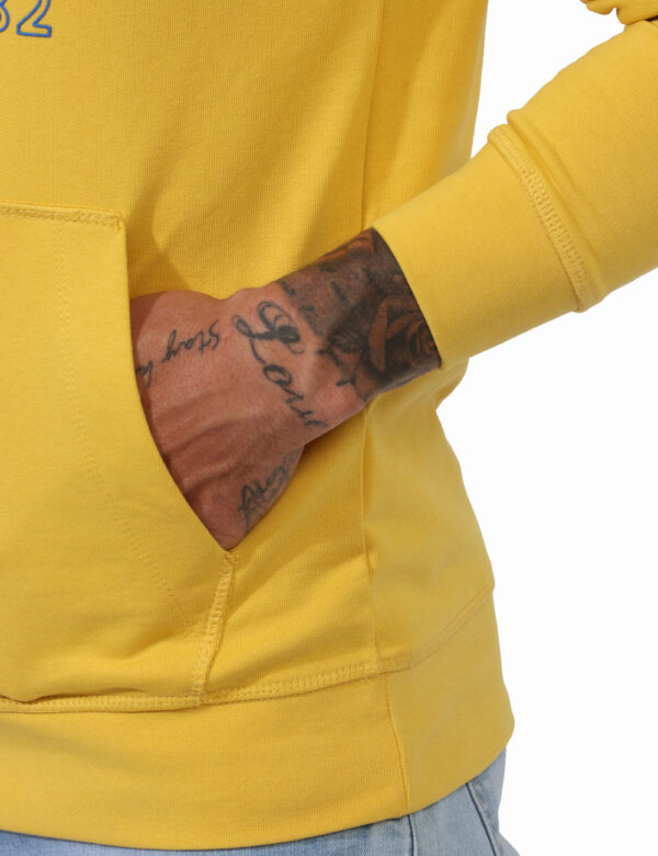 Felpa Fred Mello Giallo - Felpa con cappuccio e polsini su base giallo intenso con stampa logo brand in blu elettrico. Prese