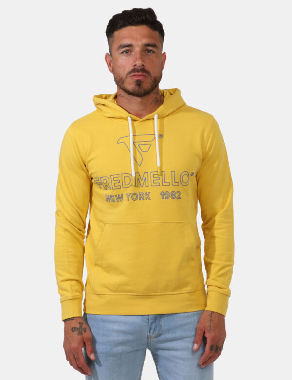 Felpa Fred Mello Giallo - Felpa con cappuccio e polsini su base giallo intenso con stampa logo brand in blu elettrico. Prese