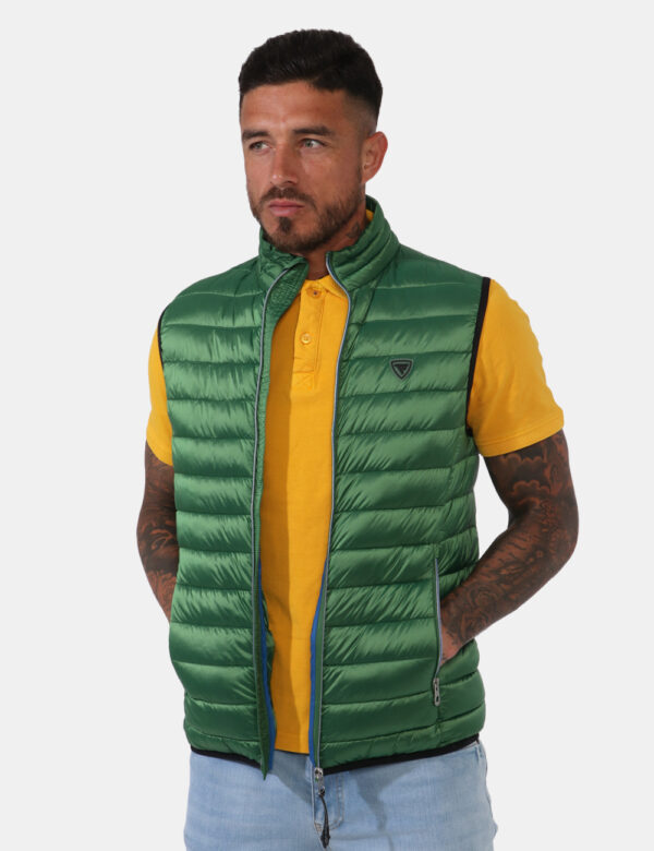 Gilet Fred Mello Verde - Gilet piumino smanicato in total verde intenso. Presente bordatura nera e tasche a taglio trasversa