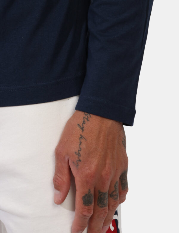 T-shirt Fred Mello Blu - T-shirt a maniche lunghe su in total blu navy con logo brand ricamato bianco ad altezza cuore. La v