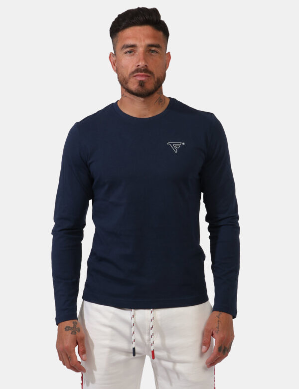 T-shirt Fred Mello Blu - T-shirt a maniche lunghe su in total blu navy con logo brand ricamato bianco ad altezza cuore. La v