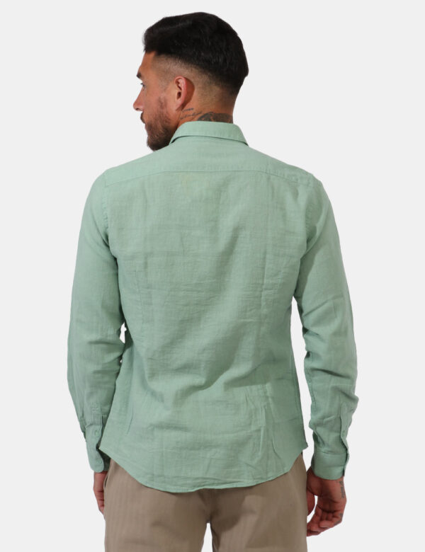Camicia Fred Mello Verde - Camicia classica parzialmente in lino ed in total verde chiaro. La vestibilità è morbida e pratic