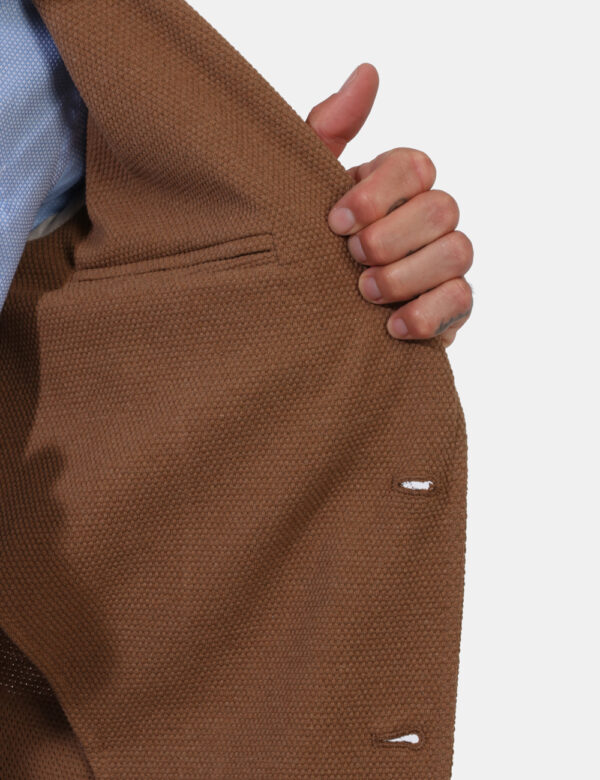 Giacca Fred Mello Marrone - Originale giacca in tessuto spesso lavorato, simil nido d'ape, ed in total marrone kaki. Present