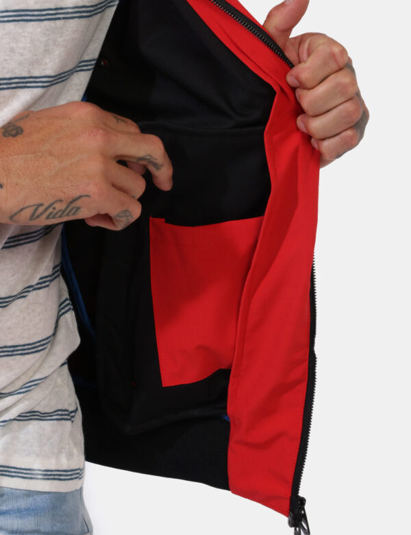 Giubbino Fred Mello Rosso - Giubbino in total rosso con polsini e dettagli neri. Presenti tasche a taglio con chiusura a zip
