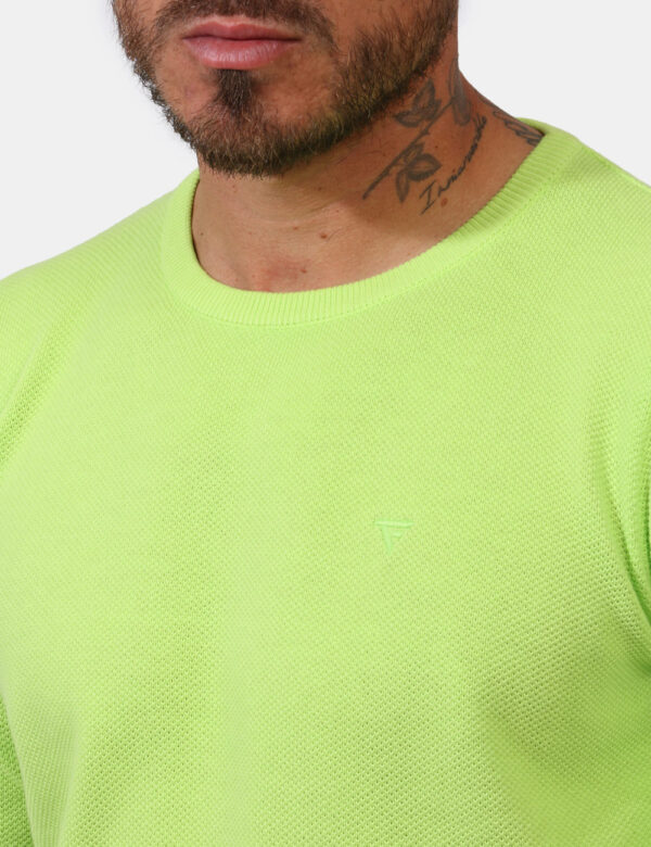 Maglione Fred Mello Verde - Maglione leggero in total verde fluo con girocollo classico. La vestibilità è morbida e regolare