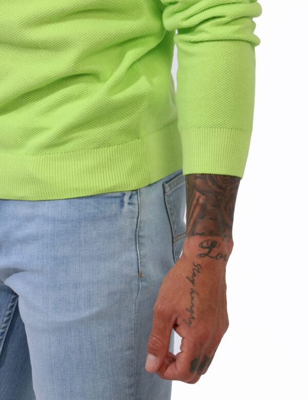 Maglione Fred Mello Verde - Maglione leggero in total verde fluo con girocollo classico. La vestibilità è morbida e regolare