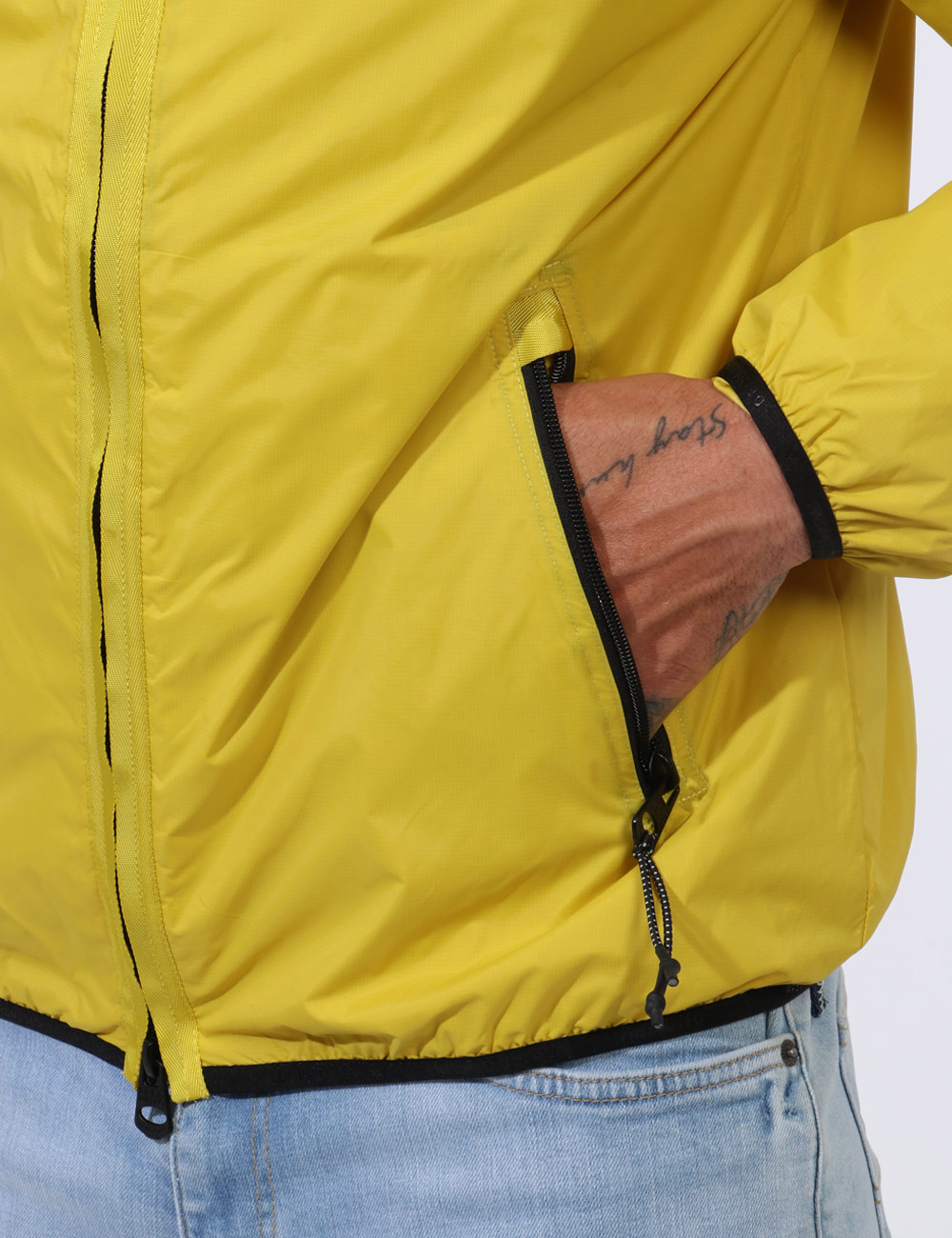 FM23S05KU-SU_LIME_PE24_2 Giubbino Fred Mello Giallo - Giubbino con cappuccio in total giallo ocra con dettagli neri. Presenti tasche a taglio con chi