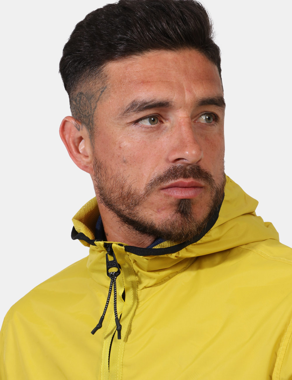 FM23S05KU-SU_LIME_PE24_3 Giubbino Fred Mello Giallo - Giubbino con cappuccio in total giallo ocra con dettagli neri. Presenti tasche a taglio con chi