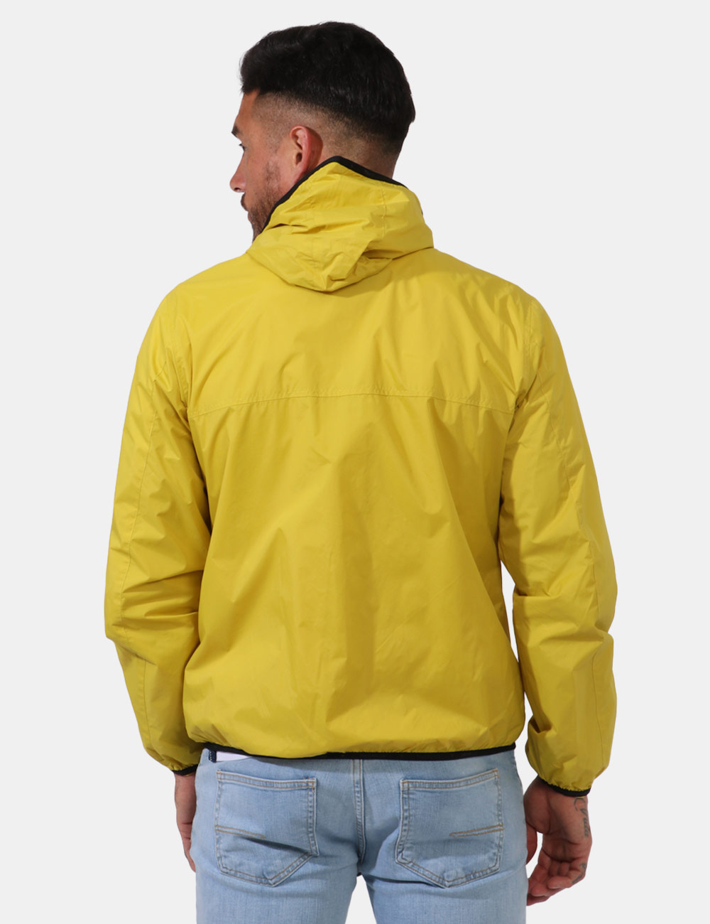 FM23S05KU-SU_LIME_PE24_5 Giubbino Fred Mello Giallo - Giubbino con cappuccio in total giallo ocra con dettagli neri. Presenti tasche a taglio con chi