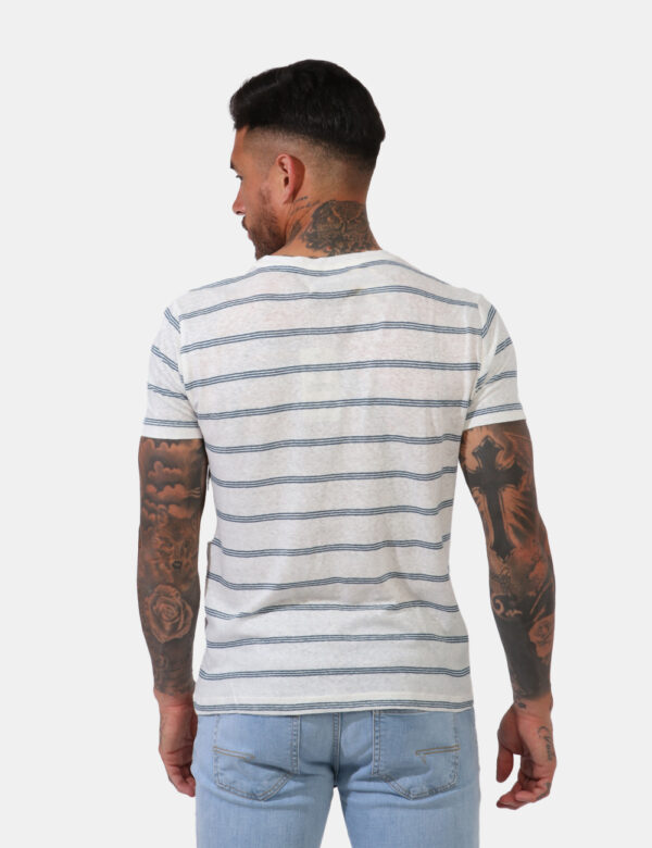T-shirt Fred Mello Bianco - T-shirt in maglina su base bianco panna con righine azzurre. La vestibilità è morbida e regolare