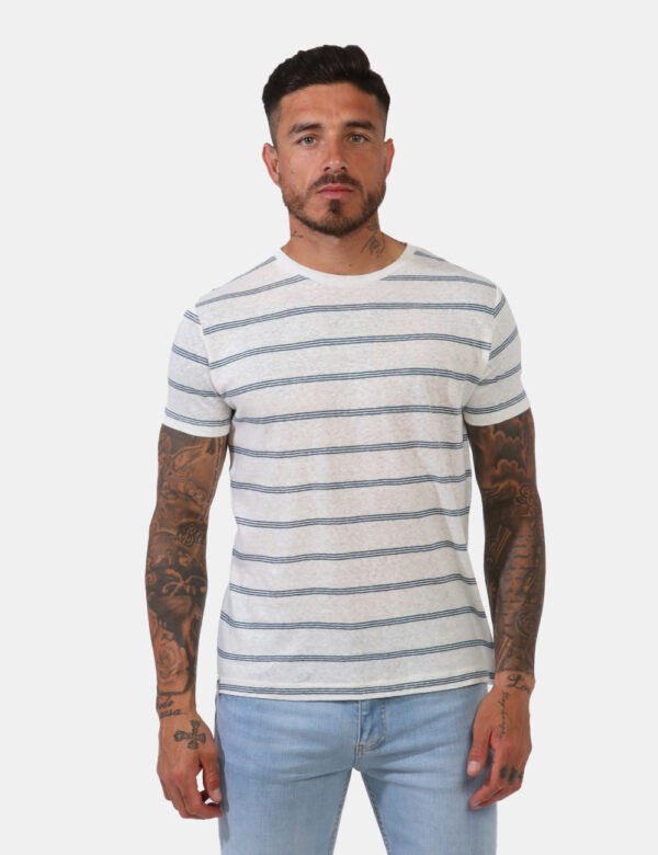 T-shirt Fred Mello Bianco - T-shirt in maglina su base bianco panna con righine azzurre. La vestibilità è morbida e regolare