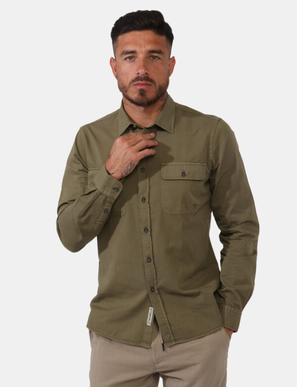 Camicia Fred Mello Verde - Camicia in total verde militare con tasche a toppa. La vestibilità è morbida e pratica grazie a b