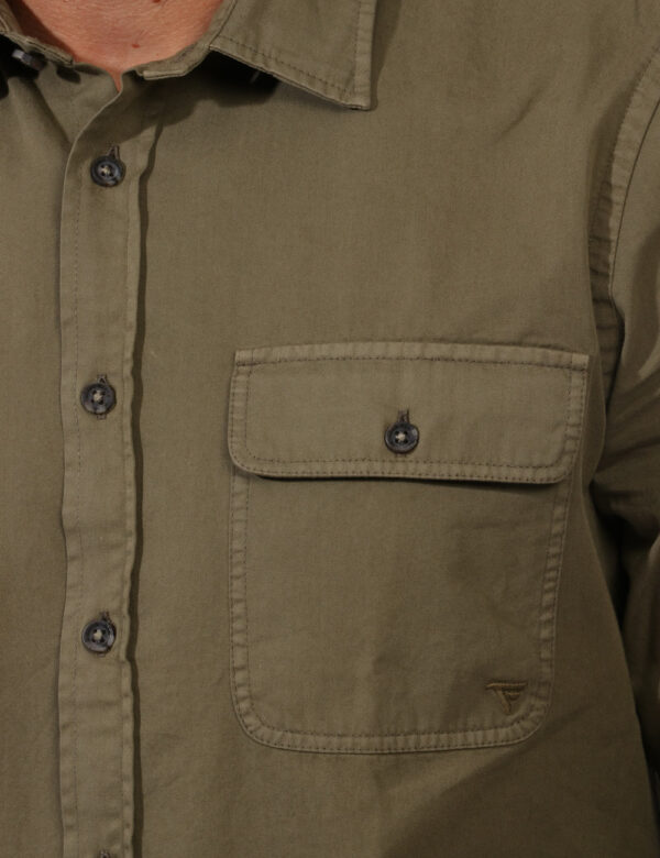 Camicia Fred Mello Verde - Camicia in total verde militare con tasche a toppa. La vestibilità è morbida e pratica grazie a b