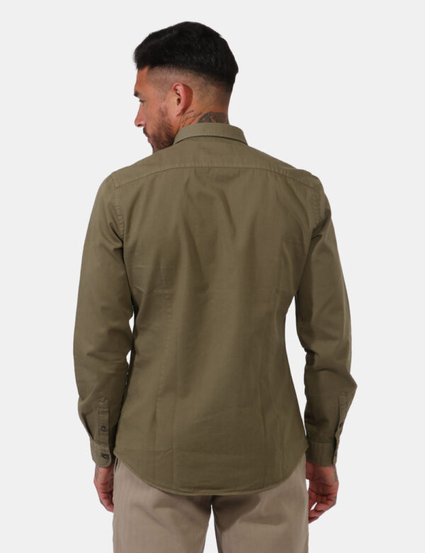 Camicia Fred Mello Verde - Camicia in total verde militare con tasche a toppa. La vestibilità è morbida e pratica grazie a b