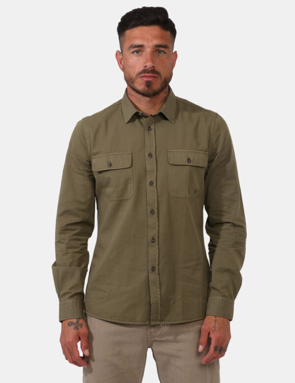 Camicia Fred Mello Verde - Camicia in total verde militare con tasche a toppa. La vestibilità è morbida e pratica grazie a b
