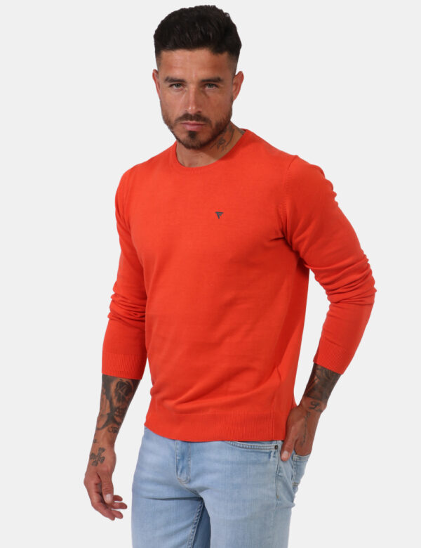 Maglione Fred Mello Arancione - Maglione leggero in total arancione con girocollo classico. La vestibilità è morbida e regol