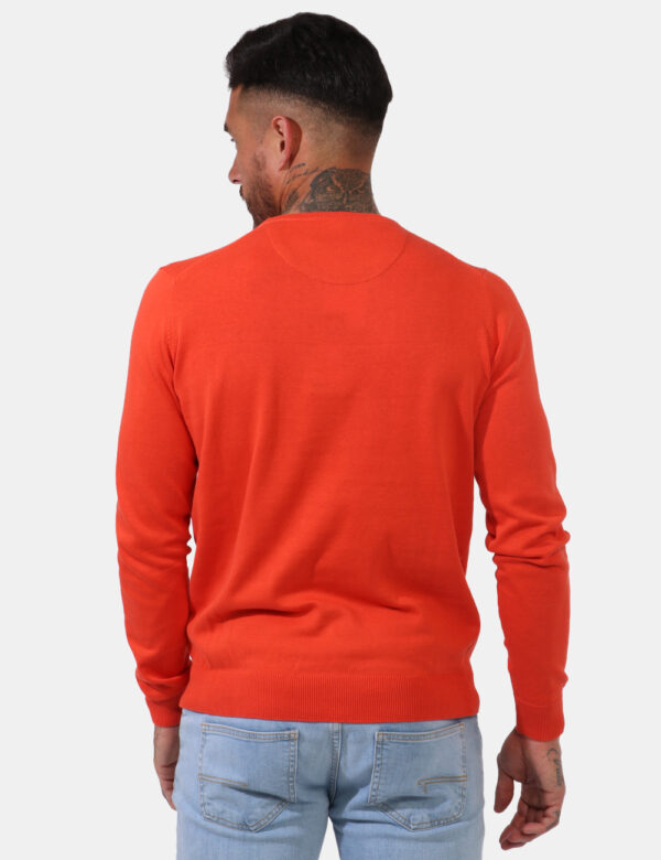 Maglione Fred Mello Arancione - Maglione leggero in total arancione con girocollo classico. La vestibilità è morbida e regol
