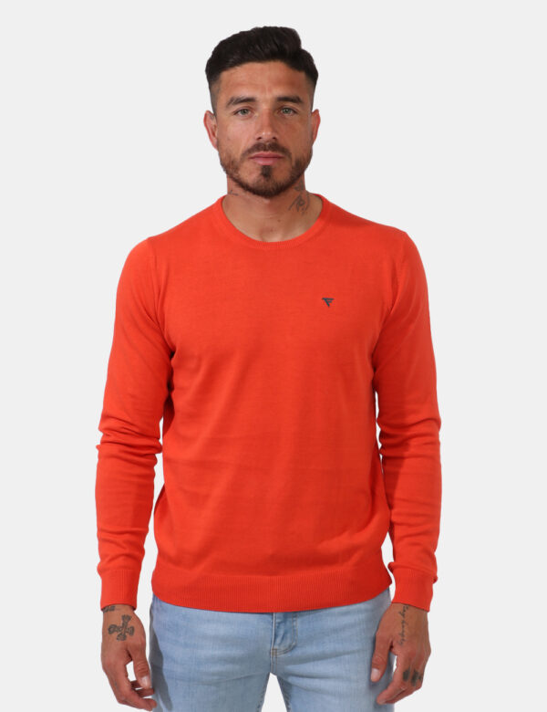 Maglione Fred Mello Arancione - Maglione leggero in total arancione con girocollo classico. La vestibilità è morbida e regol