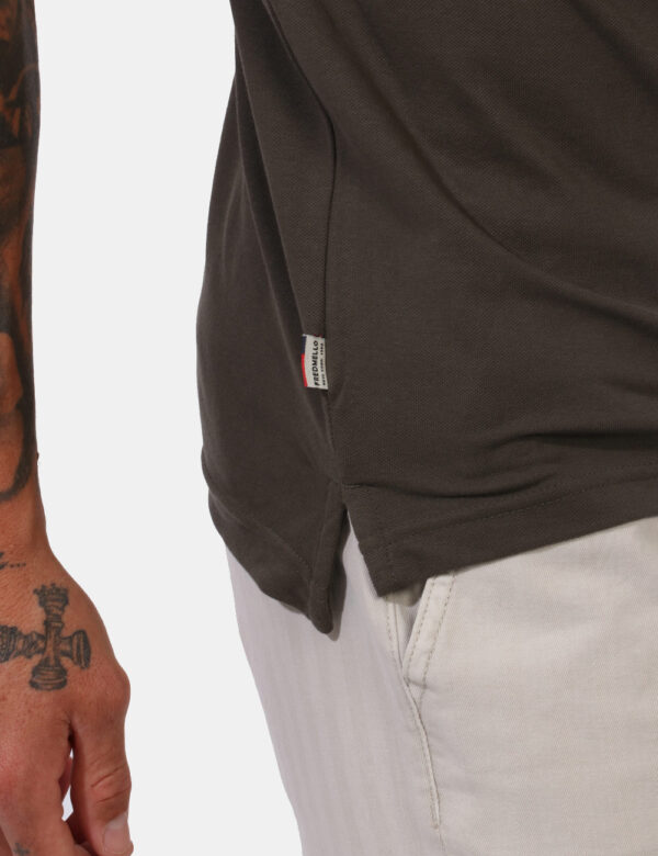 Polo Fred Mello Grigio - Polo in total grigio intenso con logo brand in rilievo ad altezza cuore. Presente colletto alla pet