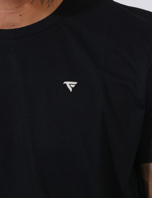 T-shirt Fred Mello Nero - T-shirt in total nero con logo brand ricamato bianco ad altezza cuore. La vestibilità è morbida e