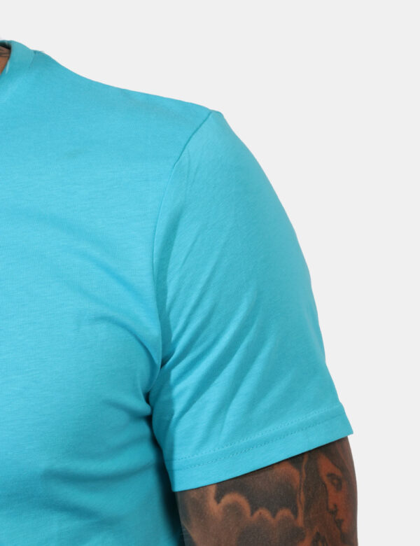 T-shirt Fred Mello azzurro - T-shirt in total azzurro con logo brand ricamato arancione ad altezza cuore. La vestibilità è m