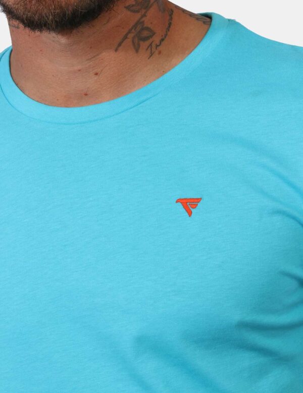 T-shirt Fred Mello azzurro - T-shirt in total azzurro con logo brand ricamato arancione ad altezza cuore. La vestibilità è m