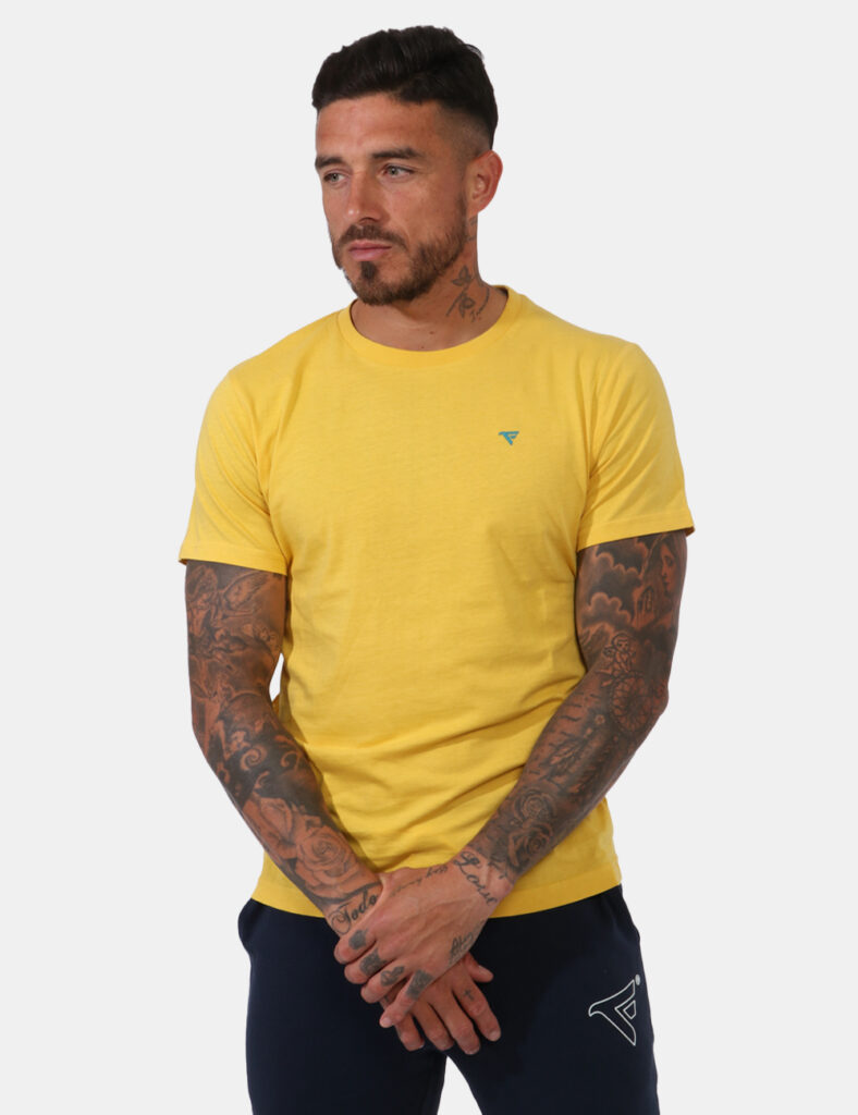 T-shirt Fred Mello Giallo - T-shirt in total giallo con logo brand ricamato verde ad altezza cuore. La vestibilità è morbida