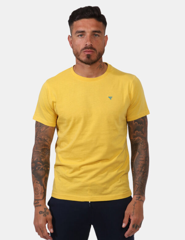 T-shirt Fred Mello Giallo - T-shirt in total giallo con logo brand ricamato verde ad altezza cuore. La vestibilità è morbida