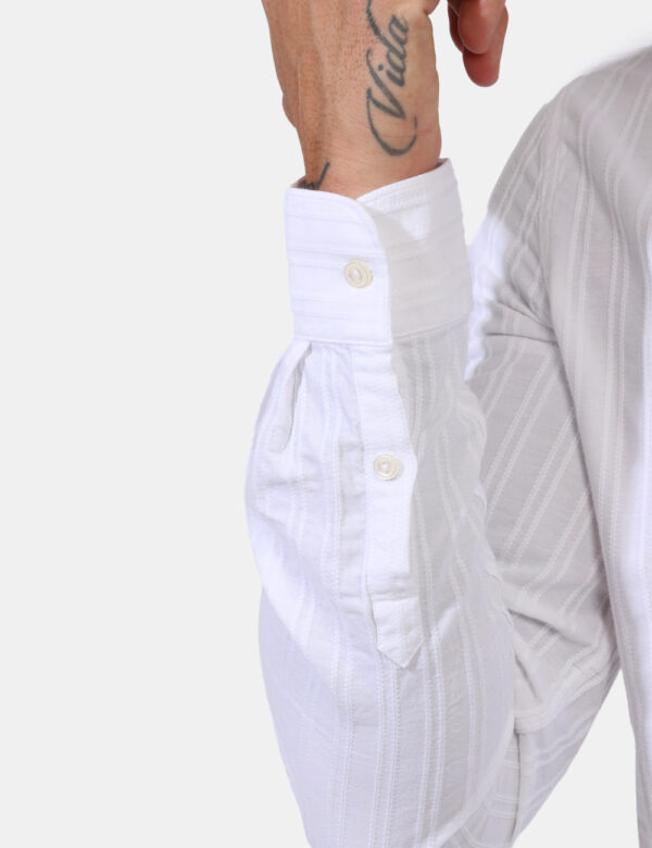 Camicia Fred Mello Bianco - Camicia classica su trama lavorata rigata in total bianco. Presente colletto alla coreana. La ve
