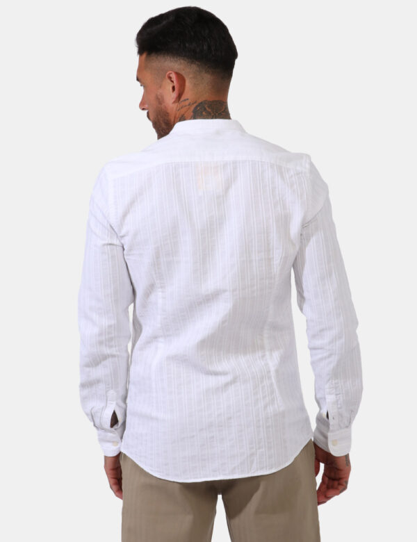 Camicia Fred Mello Bianco - Camicia classica su trama lavorata rigata in total bianco. Presente colletto alla coreana. La ve