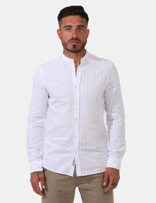 Camicia Fred Mello Bianco - Camicia classica su trama lavorata rigata in total bianco. Presente colletto alla coreana. La ve