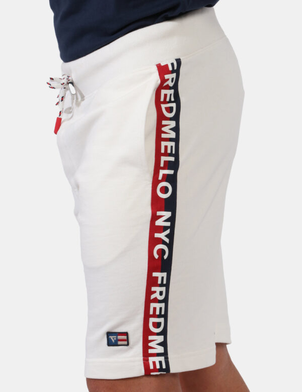 Bermuda Fred Mello Bianco - Bermuda in total bianco panna con bande laterali rosso e blu brandizzate. Presenti tasche a tagl