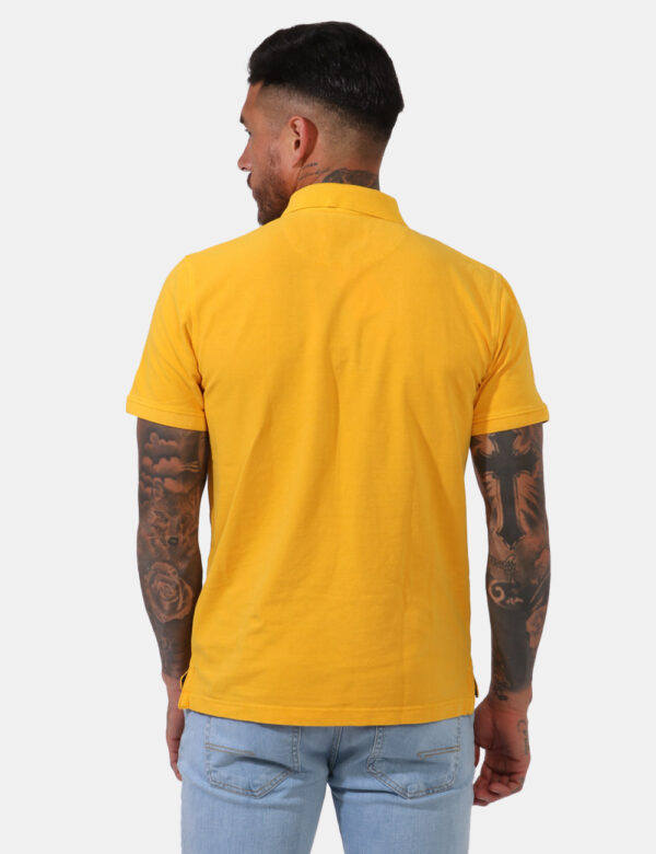 Polo Fred Mello Giallo - Polo in total giallo intenso con logo brand in rilievo ad altezza cuore. Presente colletto alla pet