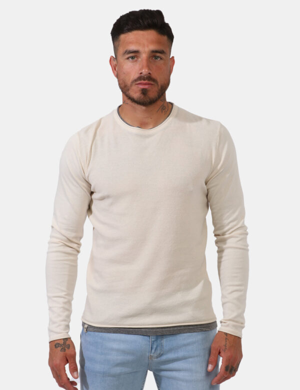 Maglia Fred Mello Beige - Maglione leggero in total beige con dettagli grigi e girocollo classico. La vestibilità è morbida