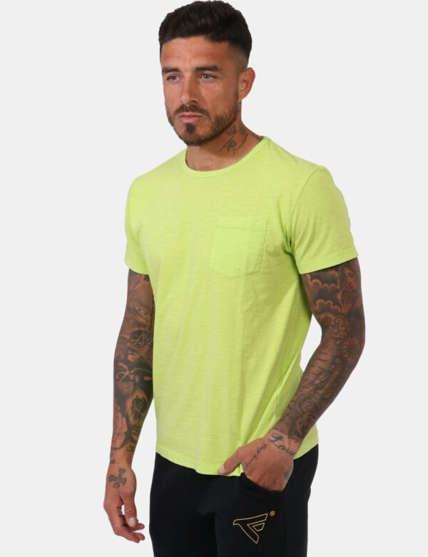 T-shirt Fred Mello Verde - T-shirt in total verde fluo con taschino a toppa ad altezza cuore. La vestibilità è morbida e reg