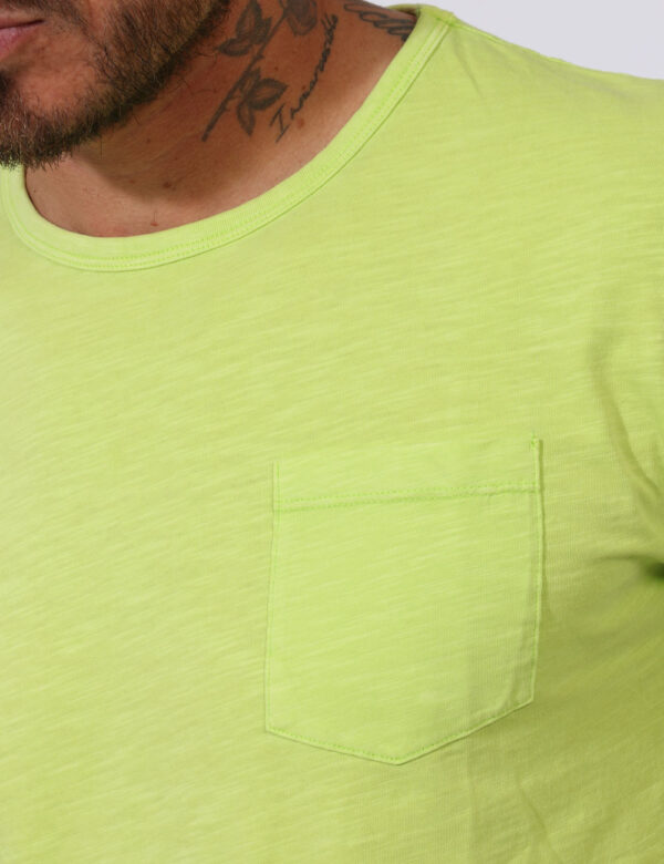 T-shirt Fred Mello Verde - T-shirt in total verde fluo con taschino a toppa ad altezza cuore. La vestibilità è morbida e reg