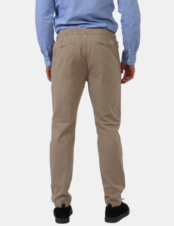 Pantaloni Fred Mello Beige - Pantaloni in total beige con tasche a taglio trasversale sul fronte. Presenti tasche a taglio s