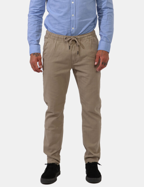 Pantaloni Fred Mello Beige - Pantaloni in total beige con tasche a taglio trasversale sul fronte. Presenti tasche a taglio s