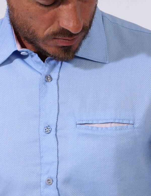 Camicia Fred Mello Azzurro - Camicia classica su trama lavorata in azzurro chiaro e bianco. La vestibilità è morbida e prati